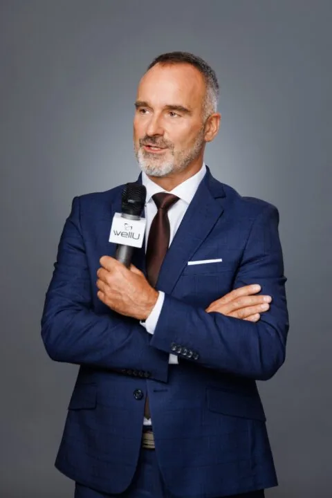 Dariusz z mikrofonem