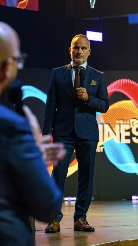 Dariusz na scenie podczas szkolenia