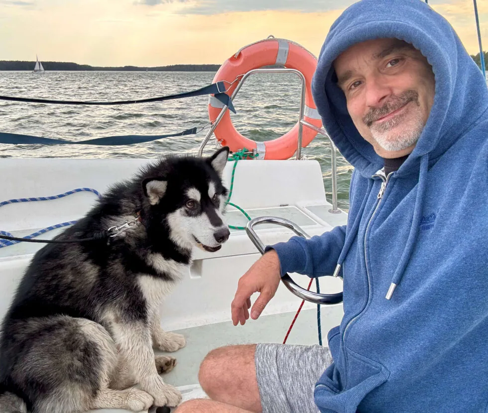 Dariusz z malamutem Uki na jachcie